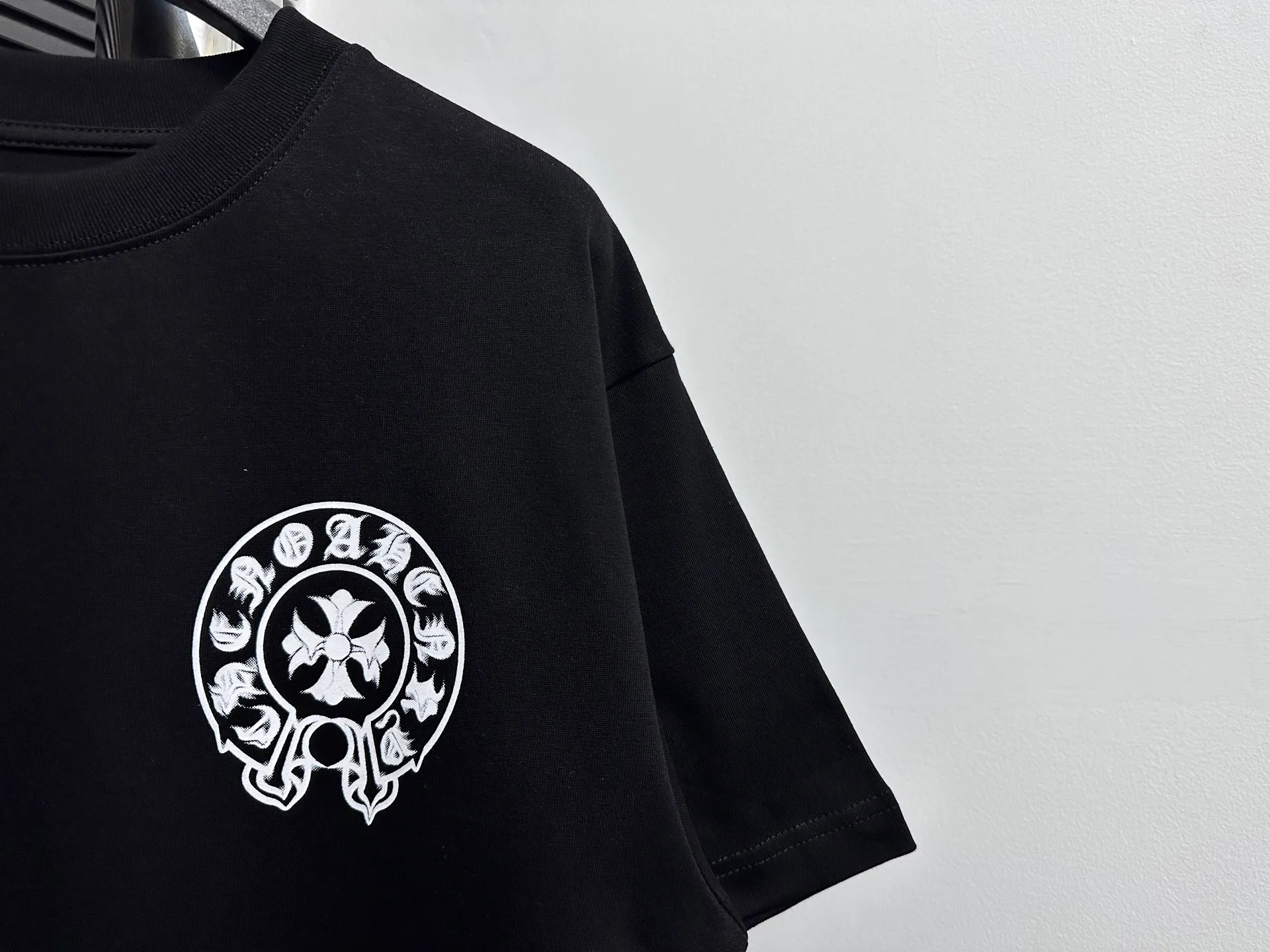 🅿️170 【ChromeHearts】Chrome Hearts 25ss stretched round neck T-shirt Original fabric Official same style Short-sleeved T-shirt Customized 260g vat-dyed fabric Very comfortable to the touch Latest brick cabinet synchronization for spring and summer Fashionable and personalized Super versatile and good-looking Suitable for both men and women A must-have style Tag Collar label Washed wheat Complete with three standards Color: Black White Size: XS-L